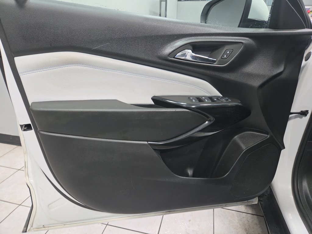 Used 2025 Chevrolet Trax LT w/ LT Convenience Package FWD image 30