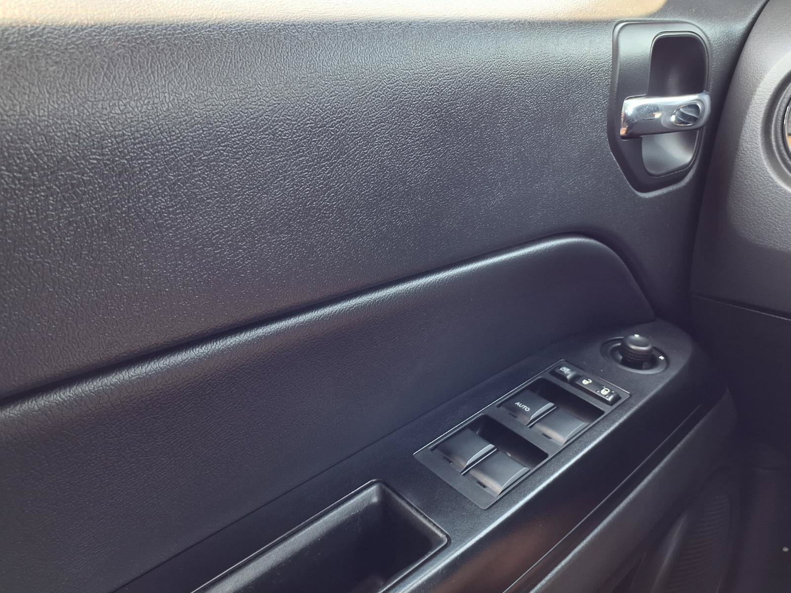 Used 2010 Jeep Patriot Latitude FWD image 16