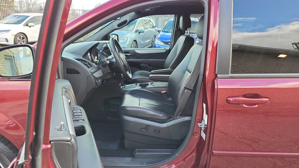 Used 2017 Dodge Grand Caravan GT FWD image 17