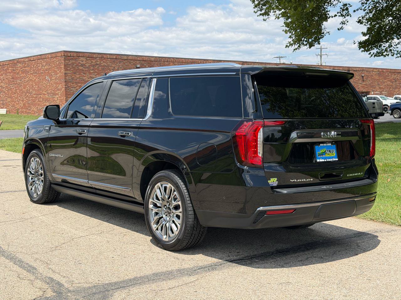 Used 2023 GMC Yukon XL Denali Ultimate AWD/4WD image 4