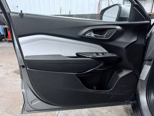 Used 2025 Chevrolet Trax LT w/ LT Convenience Package FWD image 11