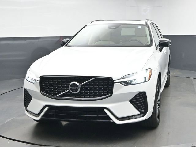 Used 2023 Volvo XC60 B5 Plus AWD/4WD image 3