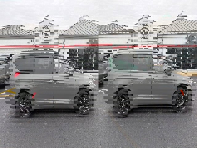 Used 2021 Chrysler Pacifica Touring w/ Uconnect Theater Family Group image 9