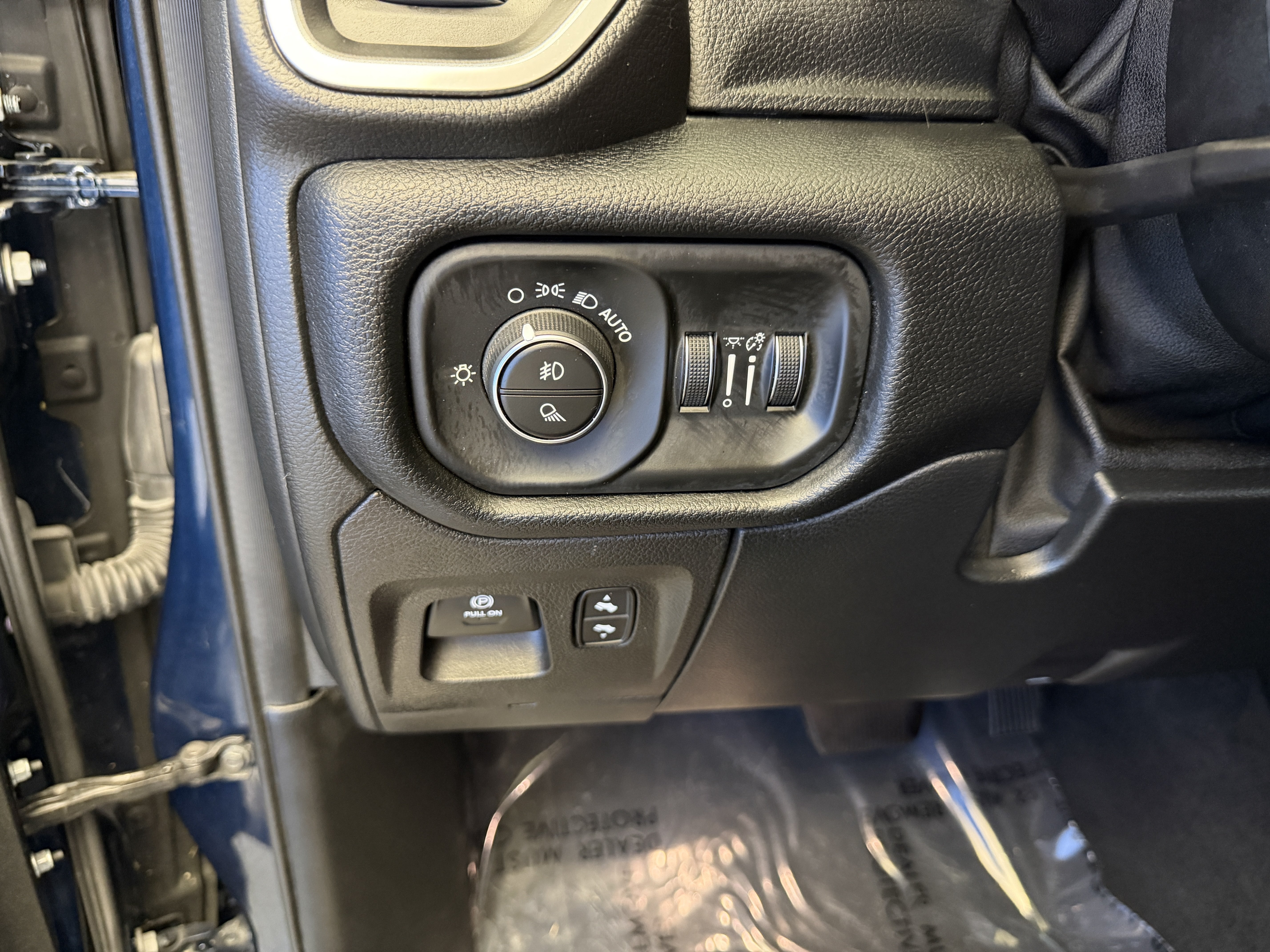 Used 2022 RAM 1500 Laramie AWD/4WD image 15