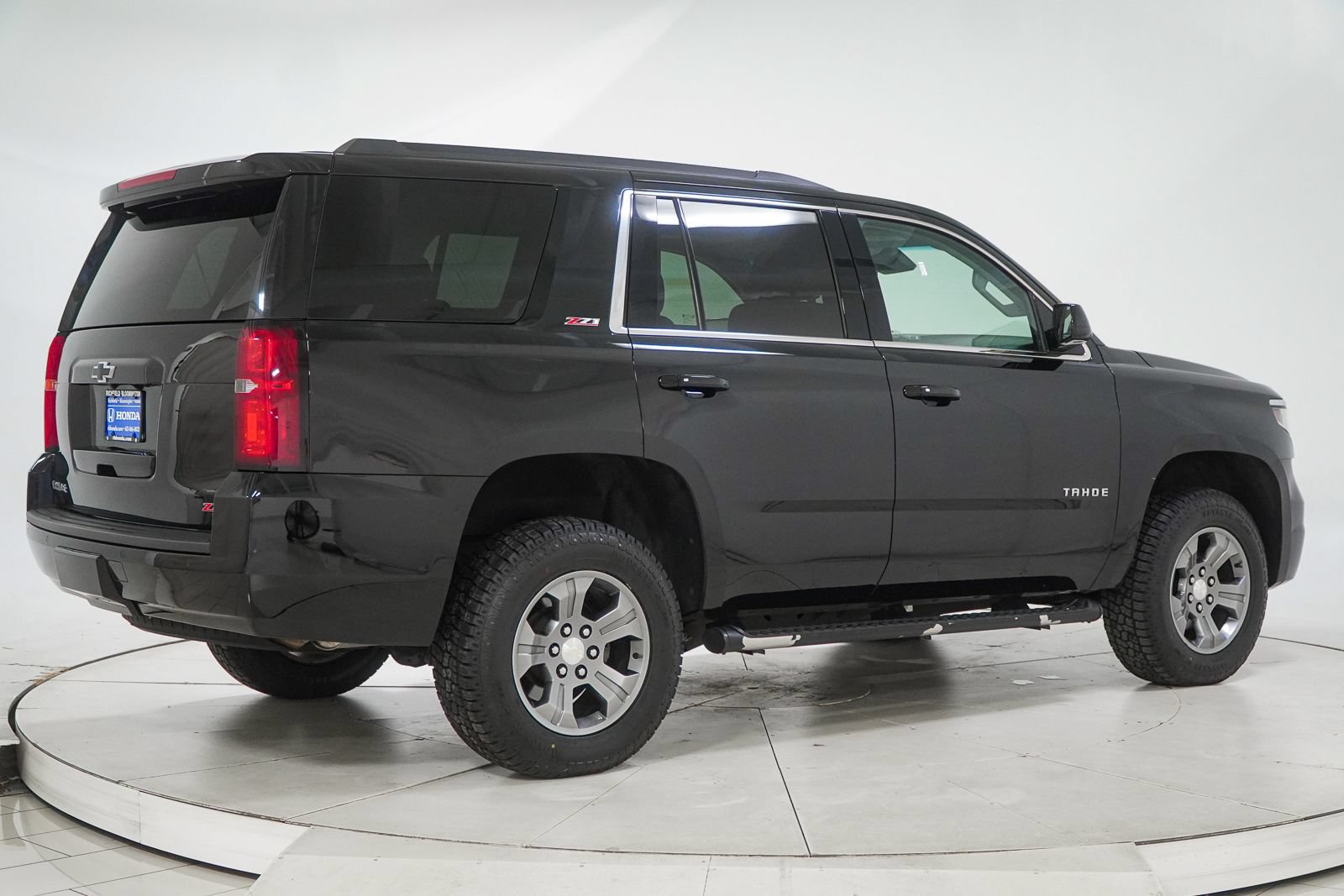 Used 2019 Chevrolet Tahoe LT w/ Luxury Package AWD/4WD image 13