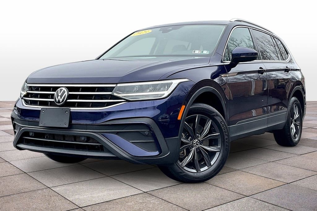 Used 2023 Volkswagen Tiguan SE w/ Panoramic Sunroof Package image 2