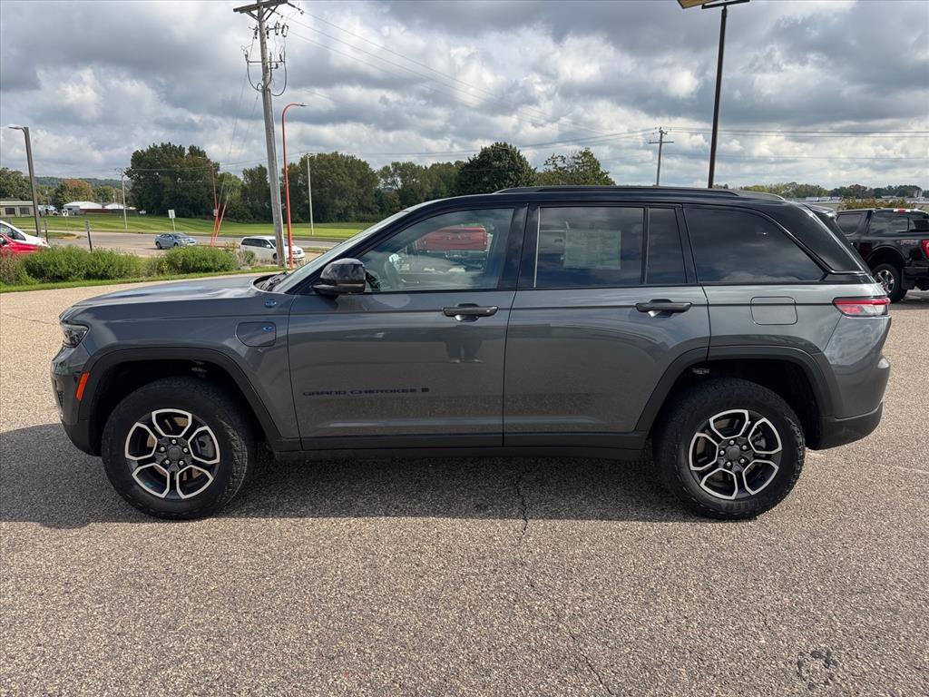 Used 2022 Jeep Grand Cherokee Trailhawk w/ Advanced Protech Group II AWD/4WD image 2