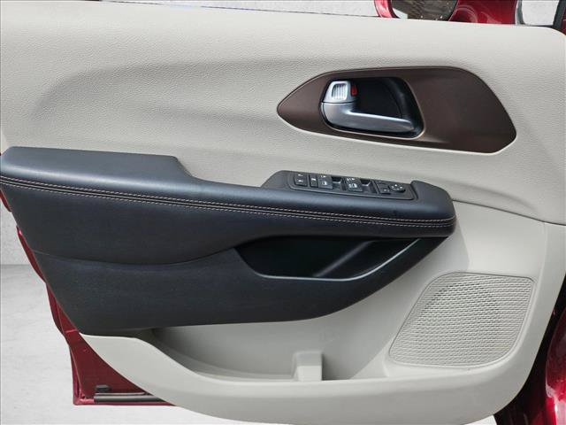 Used 2017 Chrysler Pacifica Touring-L FWD image 12