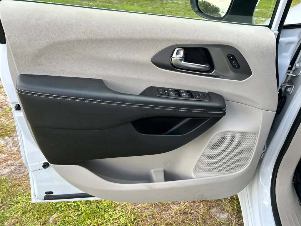 Used 2023 Chrysler Pacifica Touring-L FWD image 17