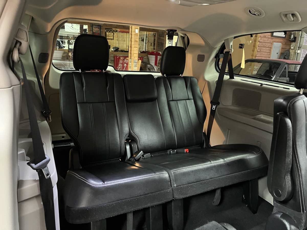Used 2016 Chrysler Town & Country Touring w/ Driver Convenience Group FWD image 26