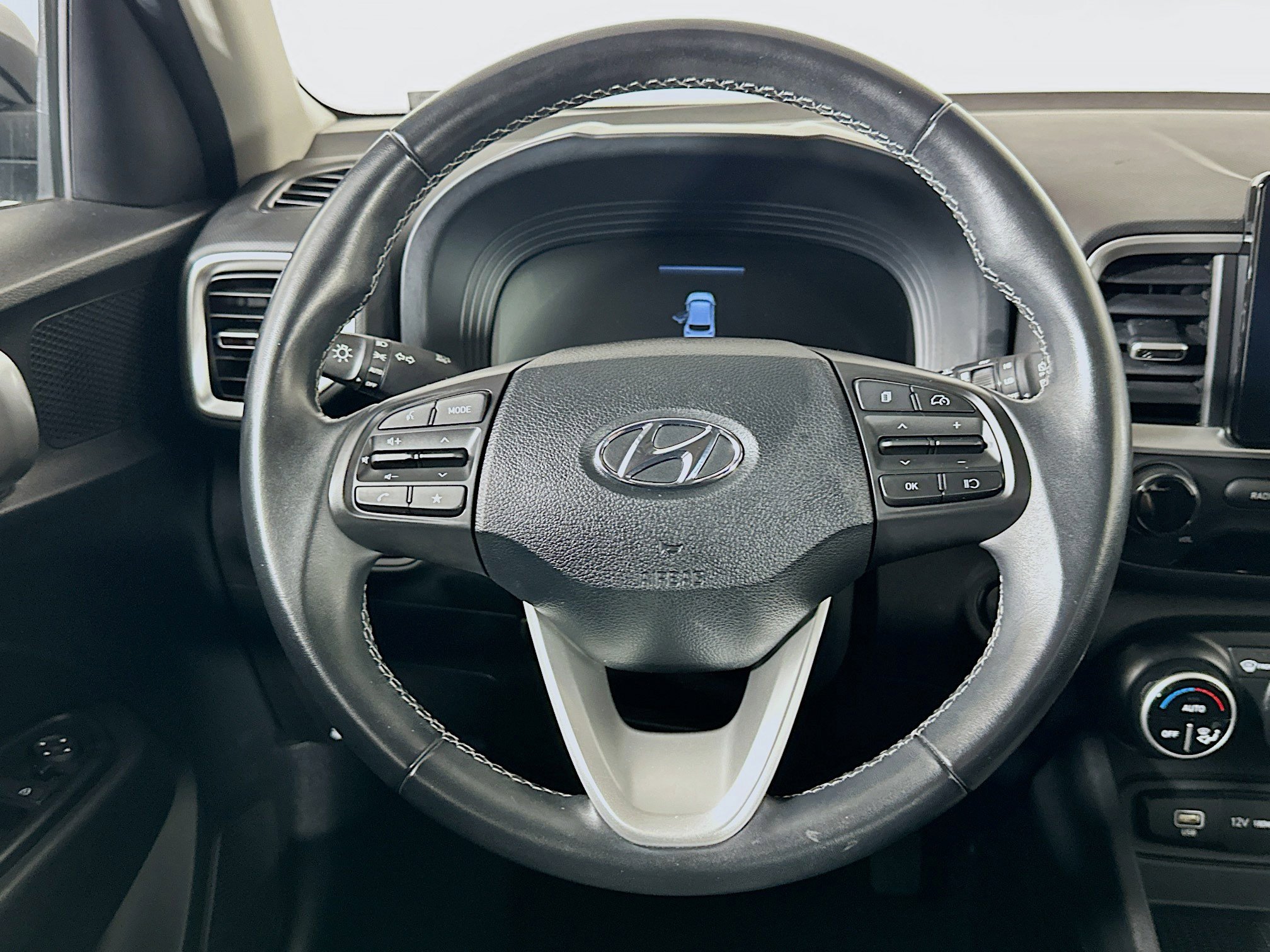 Used 2024 Hyundai Venue SEL image 18