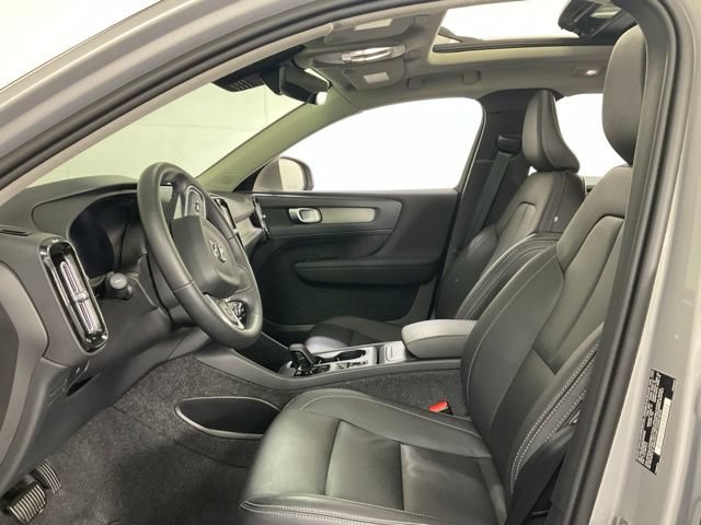 Certified 2025 Volvo XC40 B5 Core AWD/4WD image 23