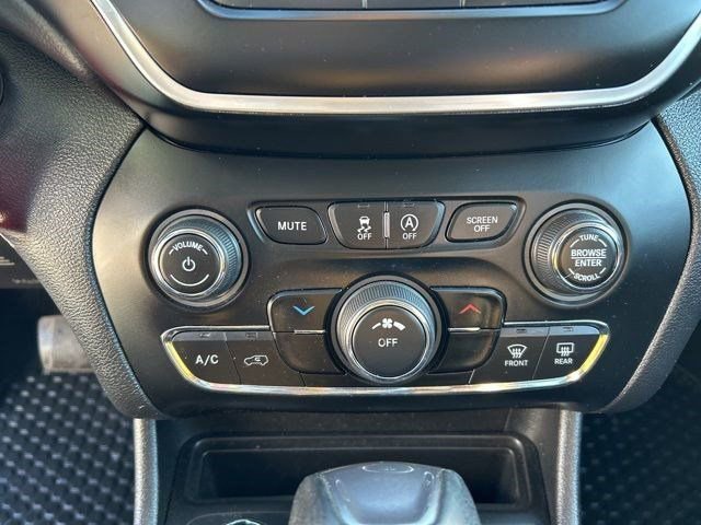 Used 2020 Jeep Cherokee Latitude w/ Cold Weather Group image 23