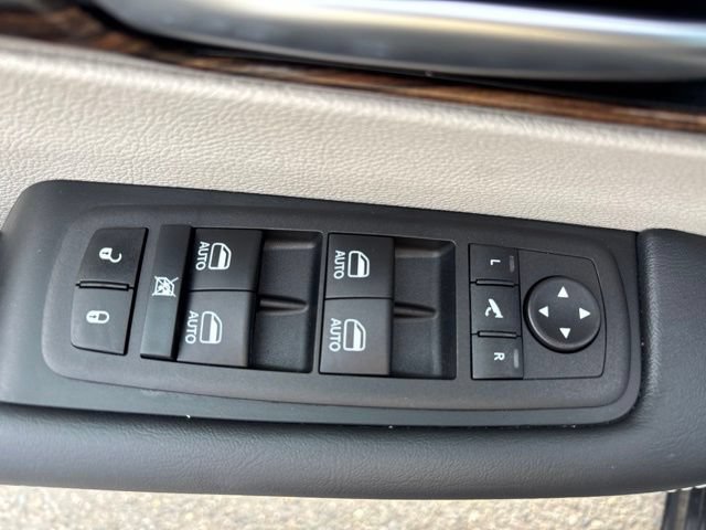 Used 2023 Chrysler Pacifica Limited w/ Uconnect Theater Family Group FWD image 10