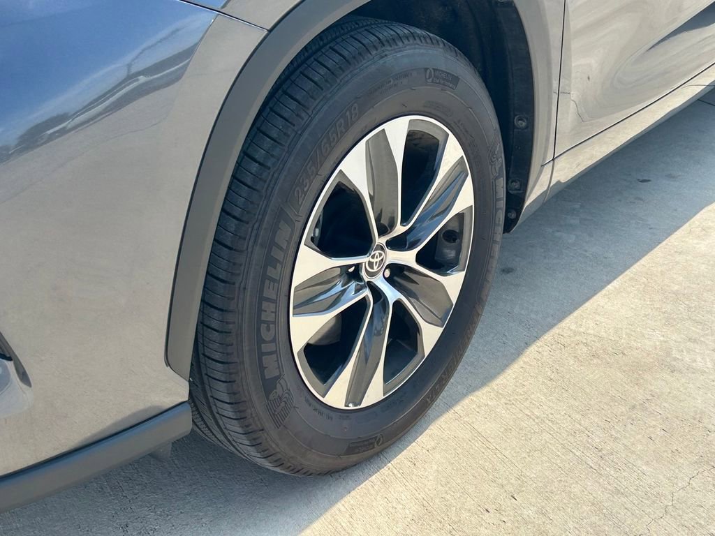 Certified 2025 Toyota Highlander XLE FWD image 9