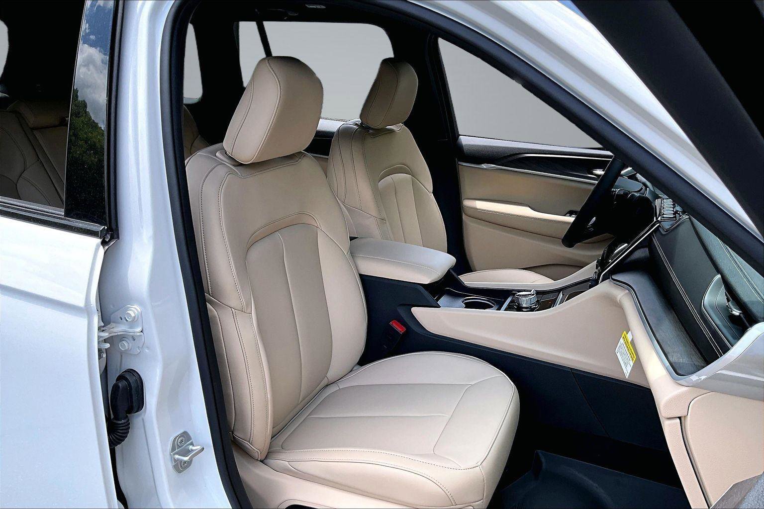 New 2025 Jeep Grand Cherokee Limited w/ MOPAR Finishing Package AWD/4WD image 8