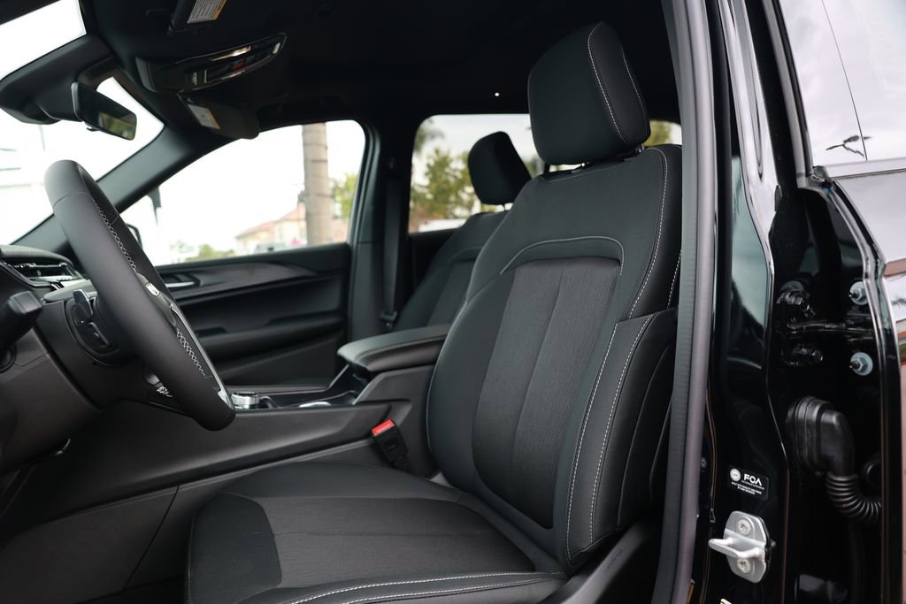 New 2025 Jeep Grand Cherokee Laredo image 13