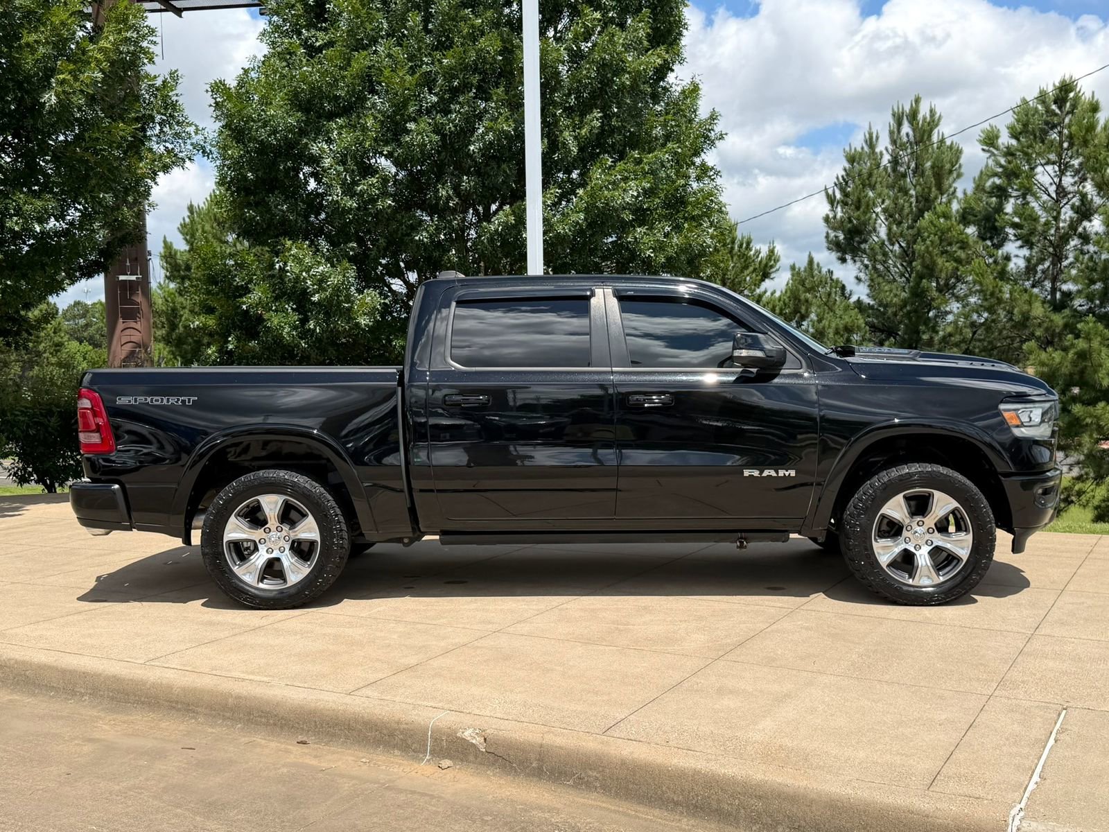 Used 2022 RAM 1500 Laramie w/ Sport Appearance Package AWD/4WD image 7
