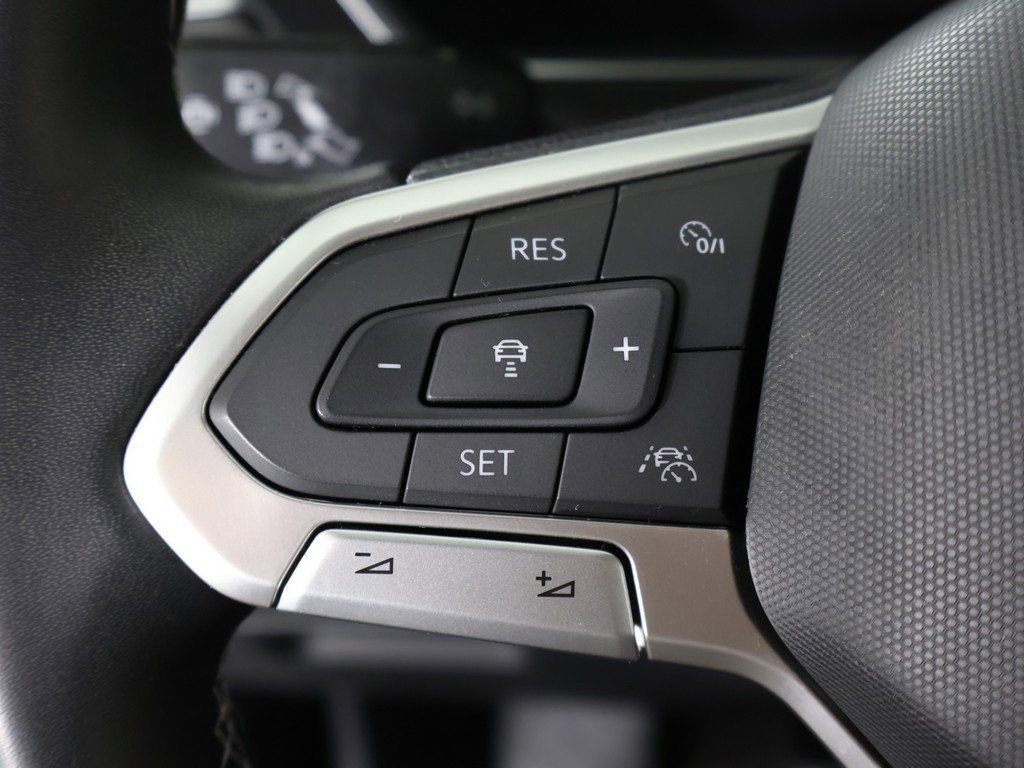 Used 2022 Volkswagen Tiguan SE w/ Panoramic Sunroof Package image 44