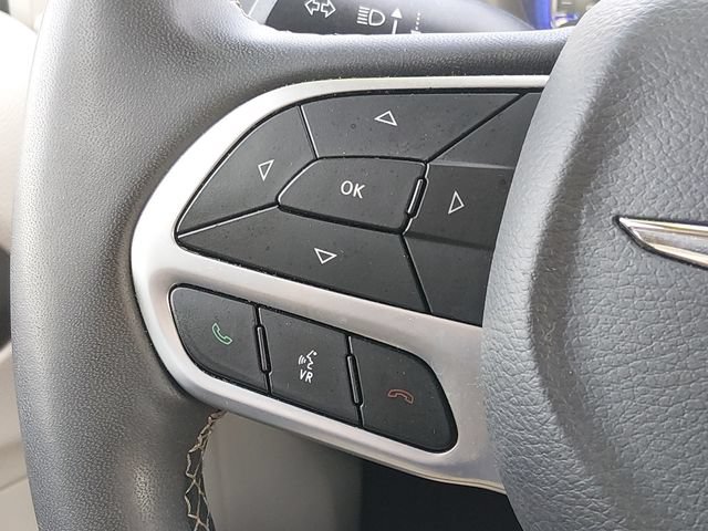 Used 2023 Chrysler Pacifica Touring-L FWD image 23