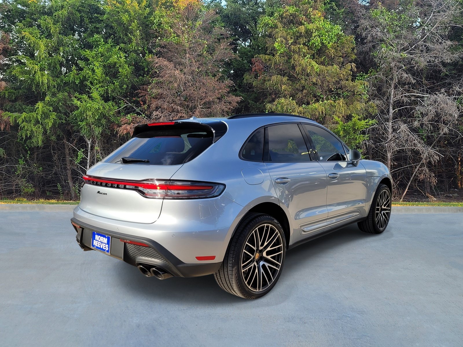 Used 2025 Porsche Macan AWD/4WD image 17