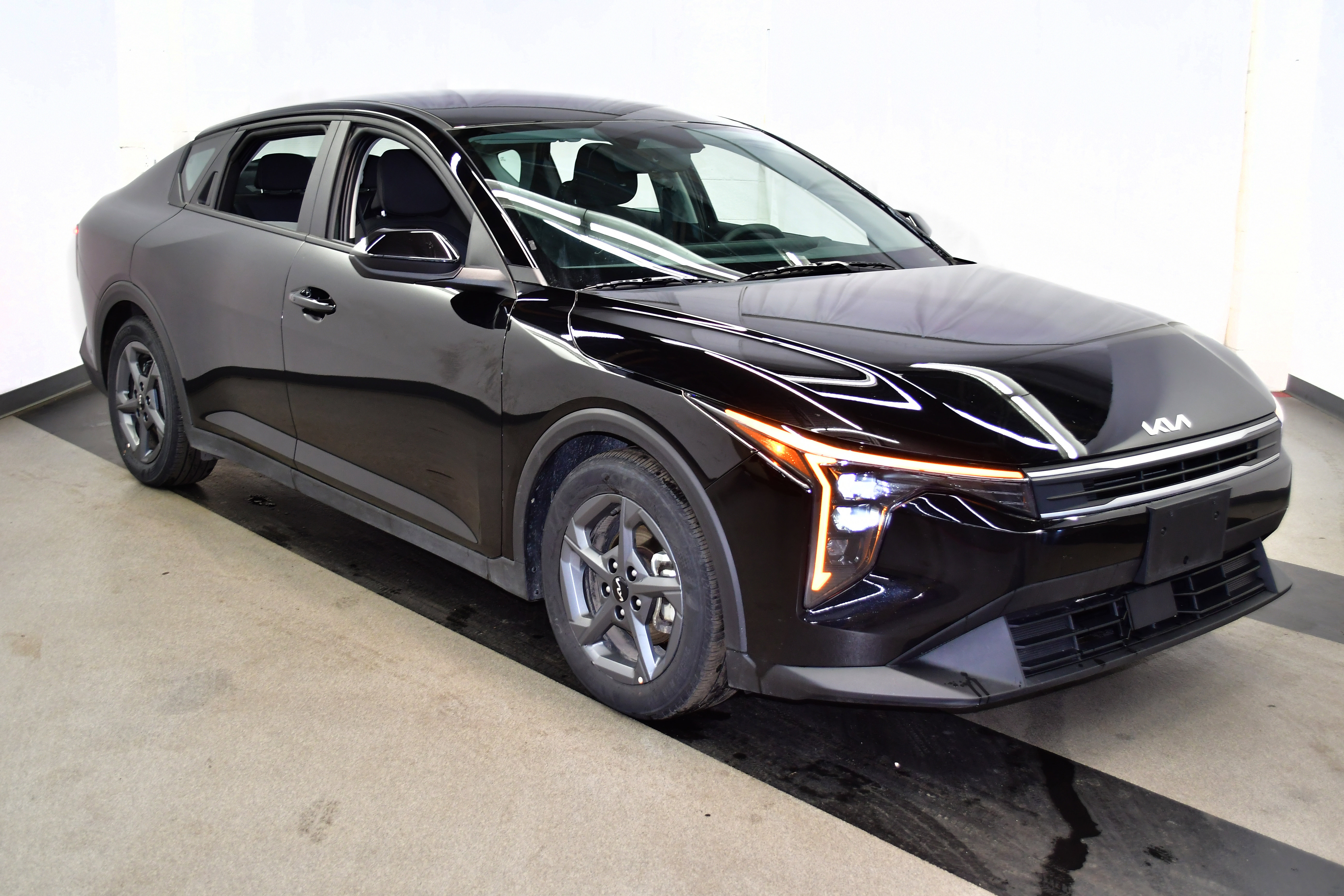 Used 2025 Kia K4 LXS image 2