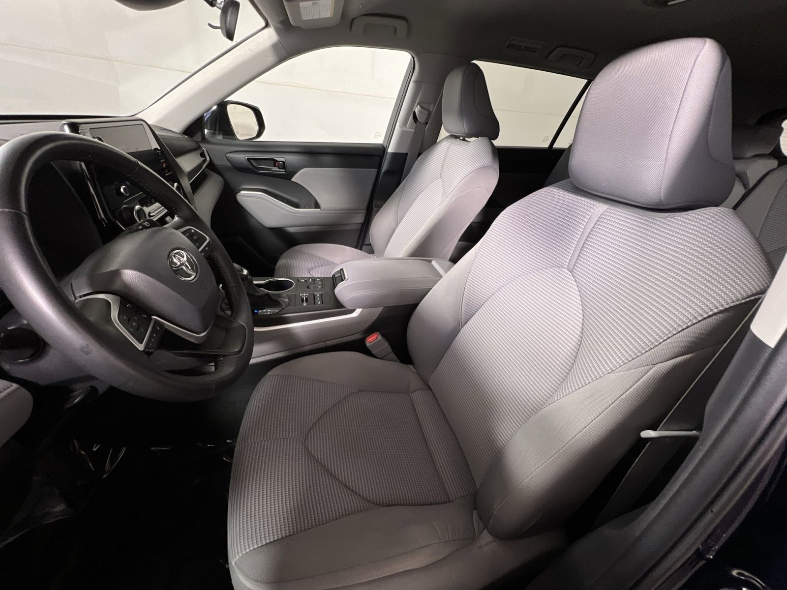 Used 2024 Toyota Highlander LE image 12