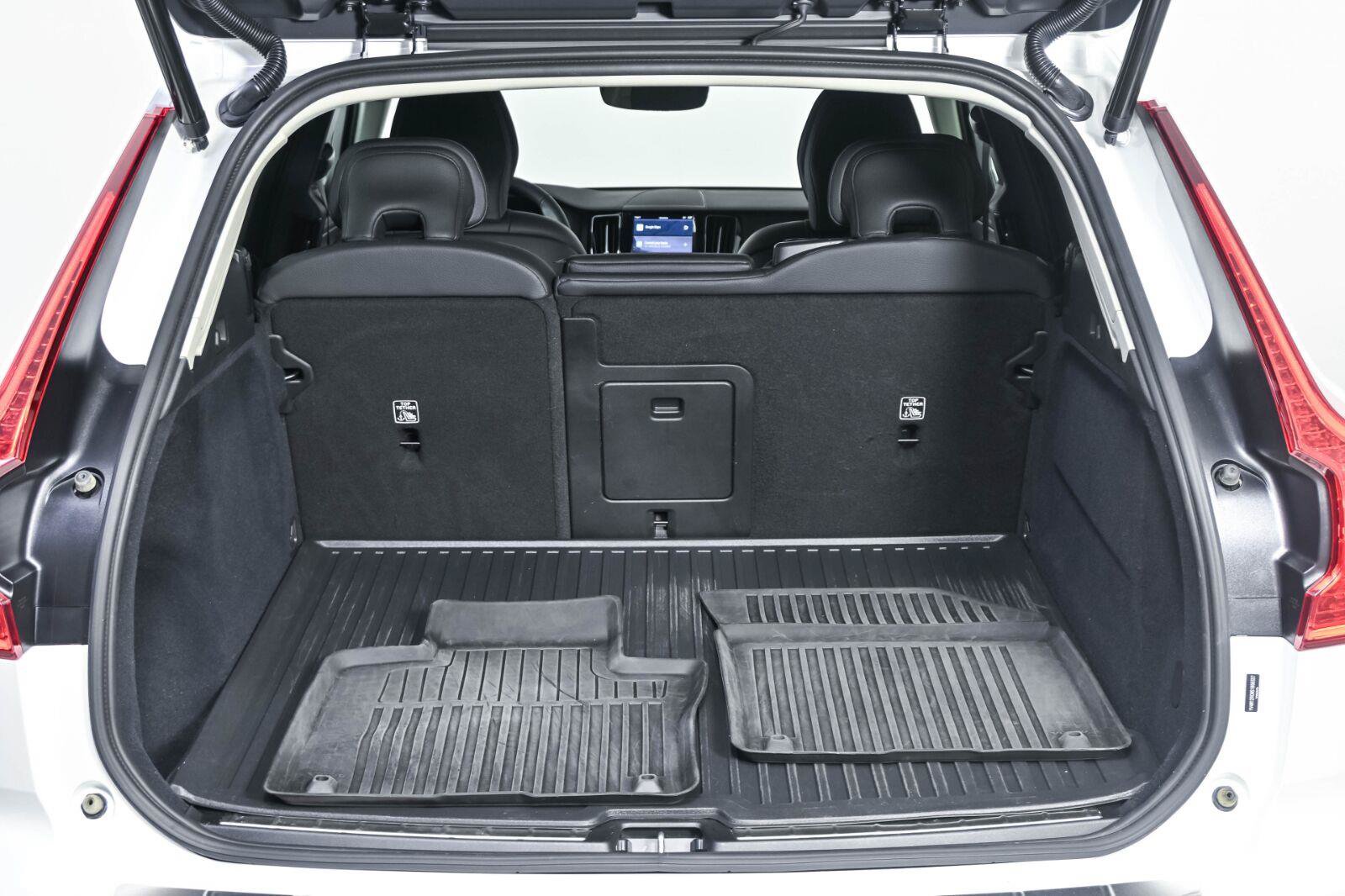 Certified 2025 Volvo XC60 B5 Plus w/ Protection Package Premier AWD/4WD image 28