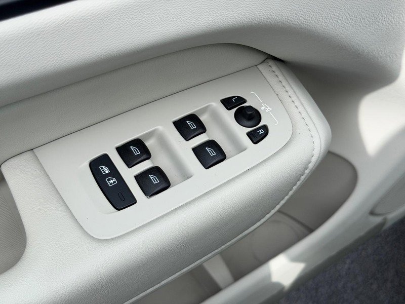 Certified 2024 Volvo XC60 B5 Plus w/ Protection Package Premier AWD/4WD image 16