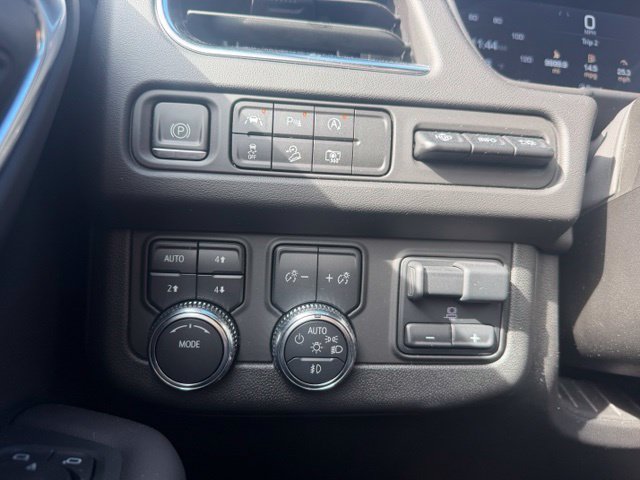 Used 2024 GMC Yukon XL AT4 w/ Technology Package AWD/4WD image 15