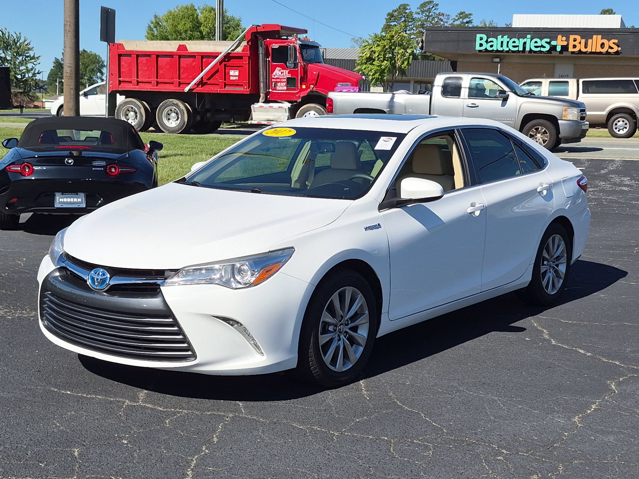 Used 2017 Toyota Camry XLE FWD image 1