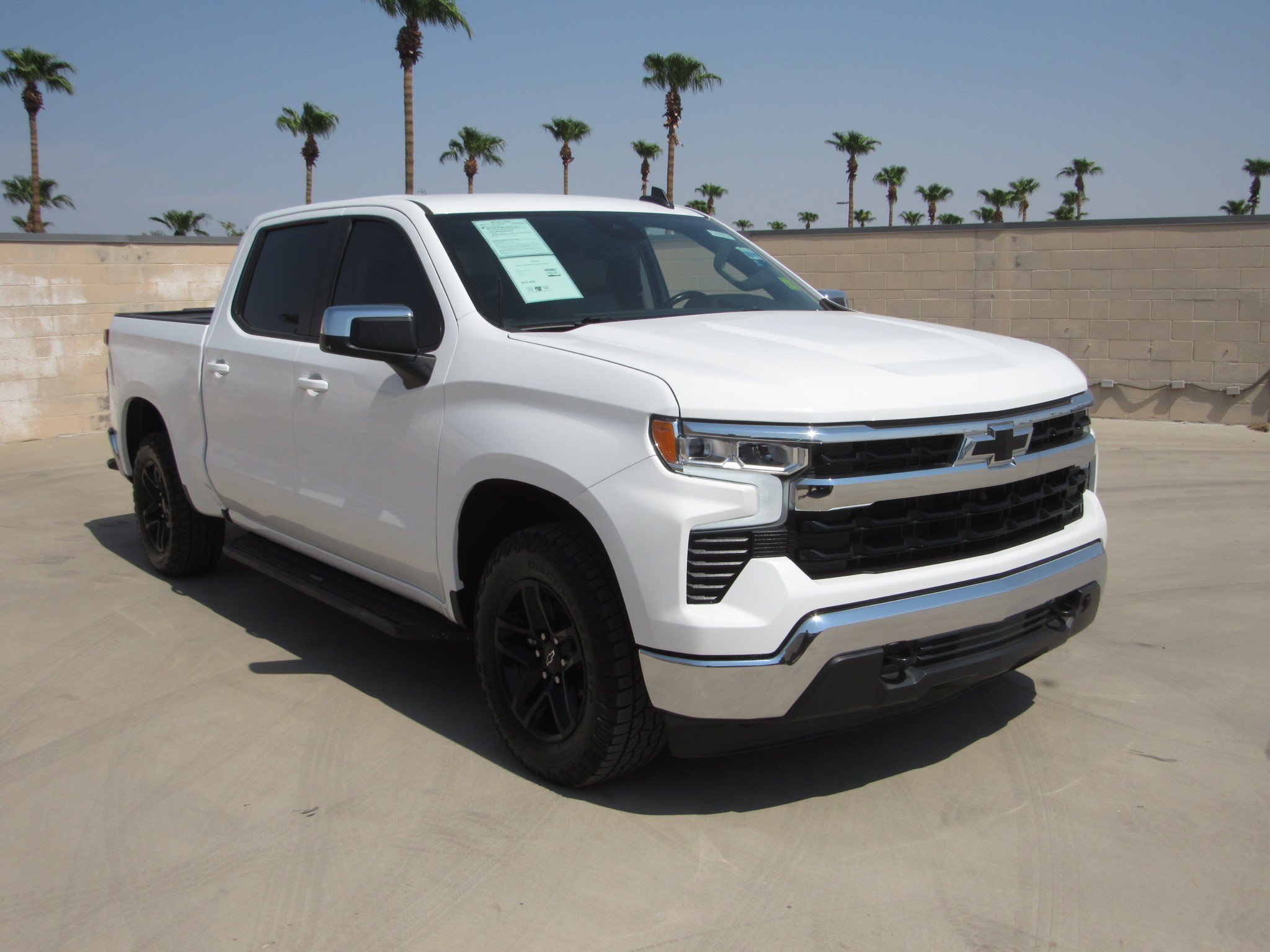 Used 2022 Chevrolet Silverado 1500 LT w/ Z71 Off-Road Package AWD/4WD image 2