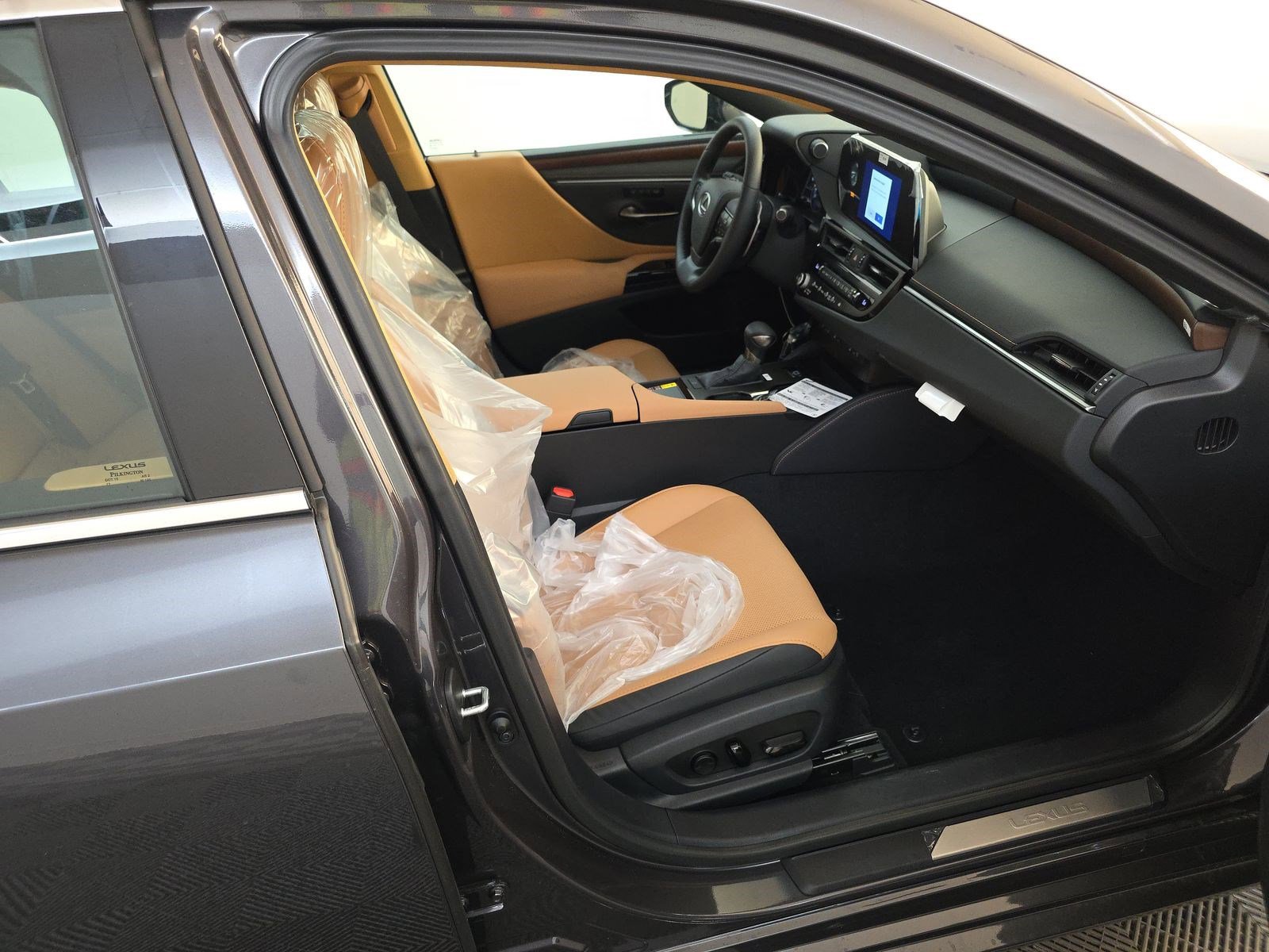 Used 2025 Lexus ES 350 w/ Premium Package image 9