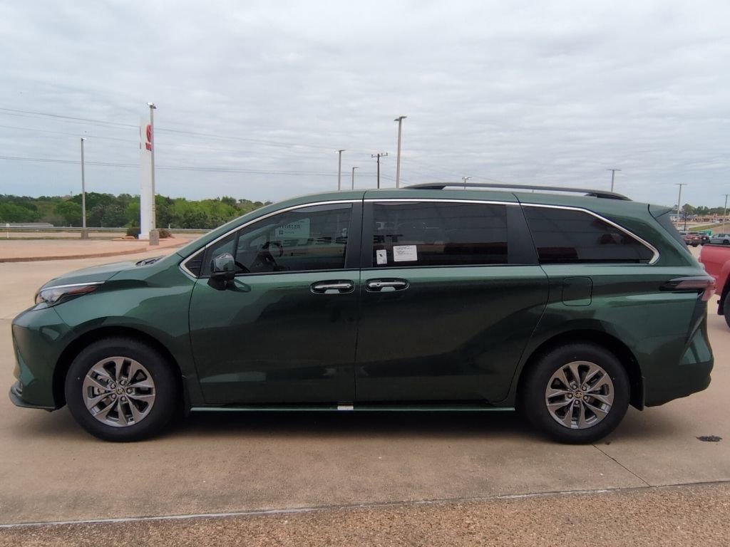 Used 2026 Toyota Sienna XLE image 4