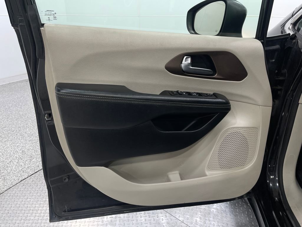 Used 2020 Chrysler Voyager Lxi image 13