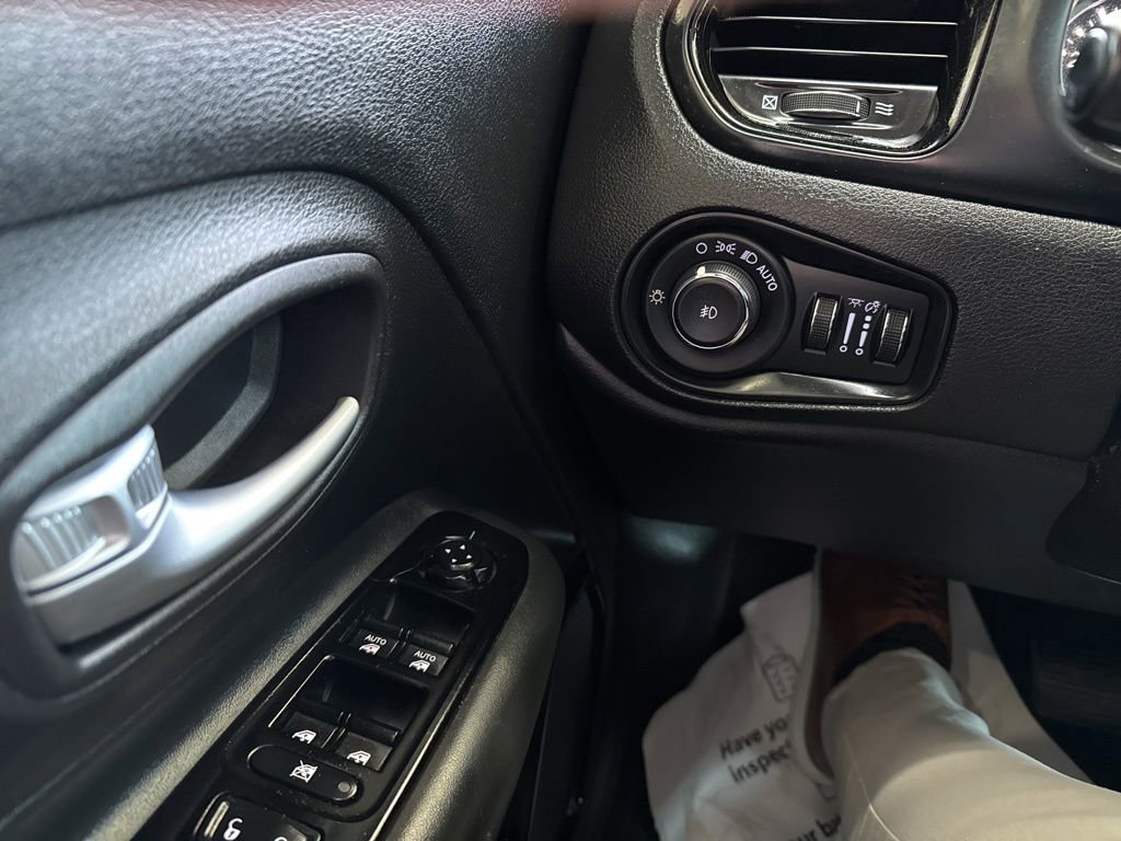 Used 2020 Jeep Renegade Altitude FWD image 16