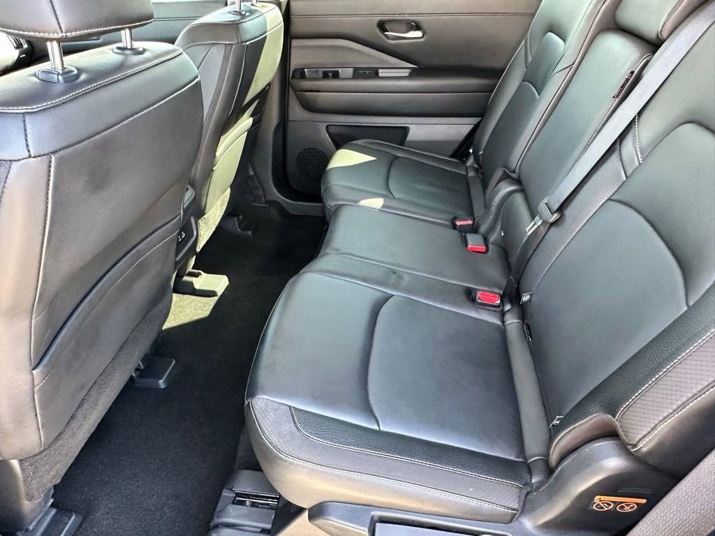 Used 2025 Nissan Pathfinder SL image 7