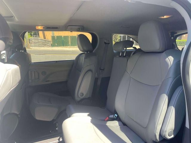 Used 2023 Toyota Sienna XLE FWD image 12
