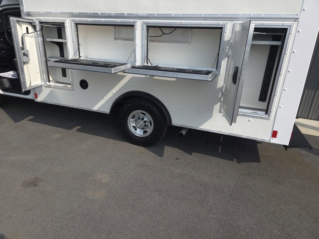 Used 2018 Chevrolet Express 3500 w/ Power Convenience Package image 4