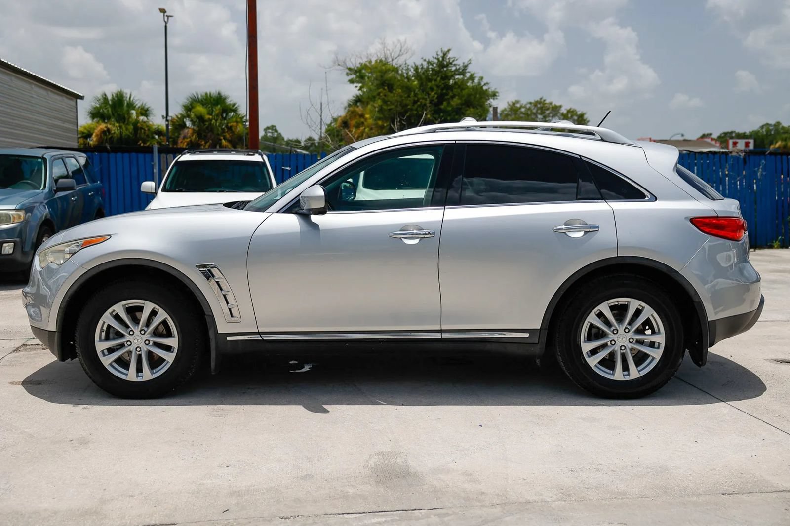 Used 2011 INFINITI FX35 2WD w/ Premium Pkg image 3