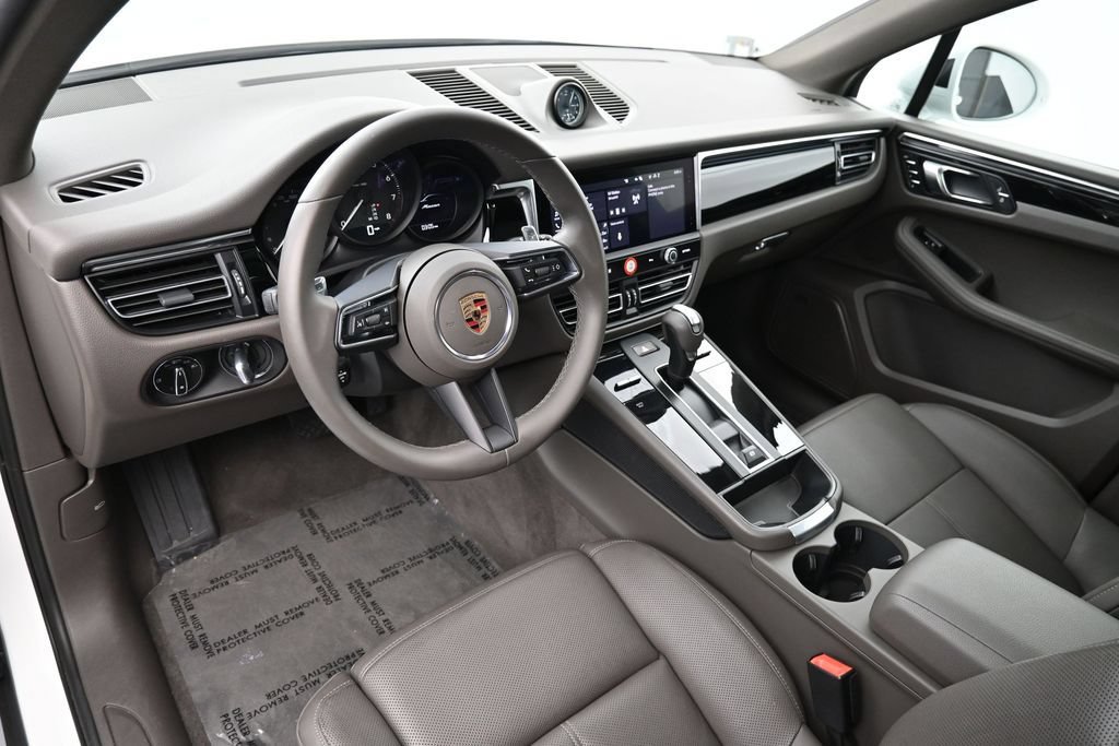 Certified 2025 Porsche Macan AWD/4WD image 4