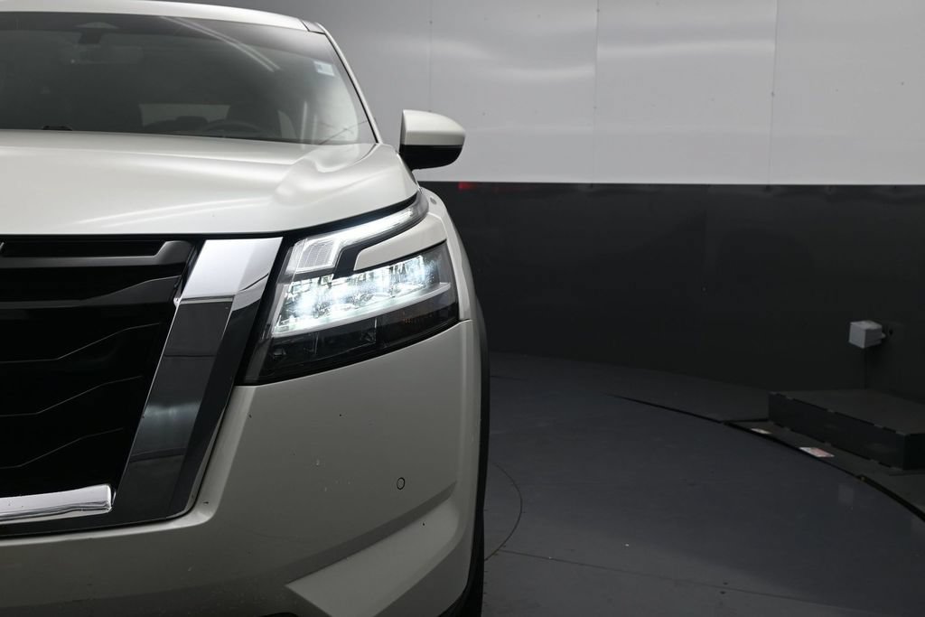 Certified 2023 Nissan Pathfinder Platinum FWD image 16