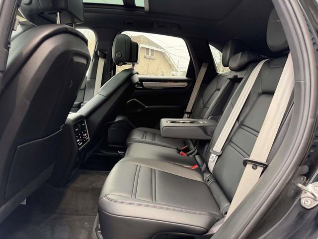 Certified 2023 Porsche Cayenne Platinum Edition image 16