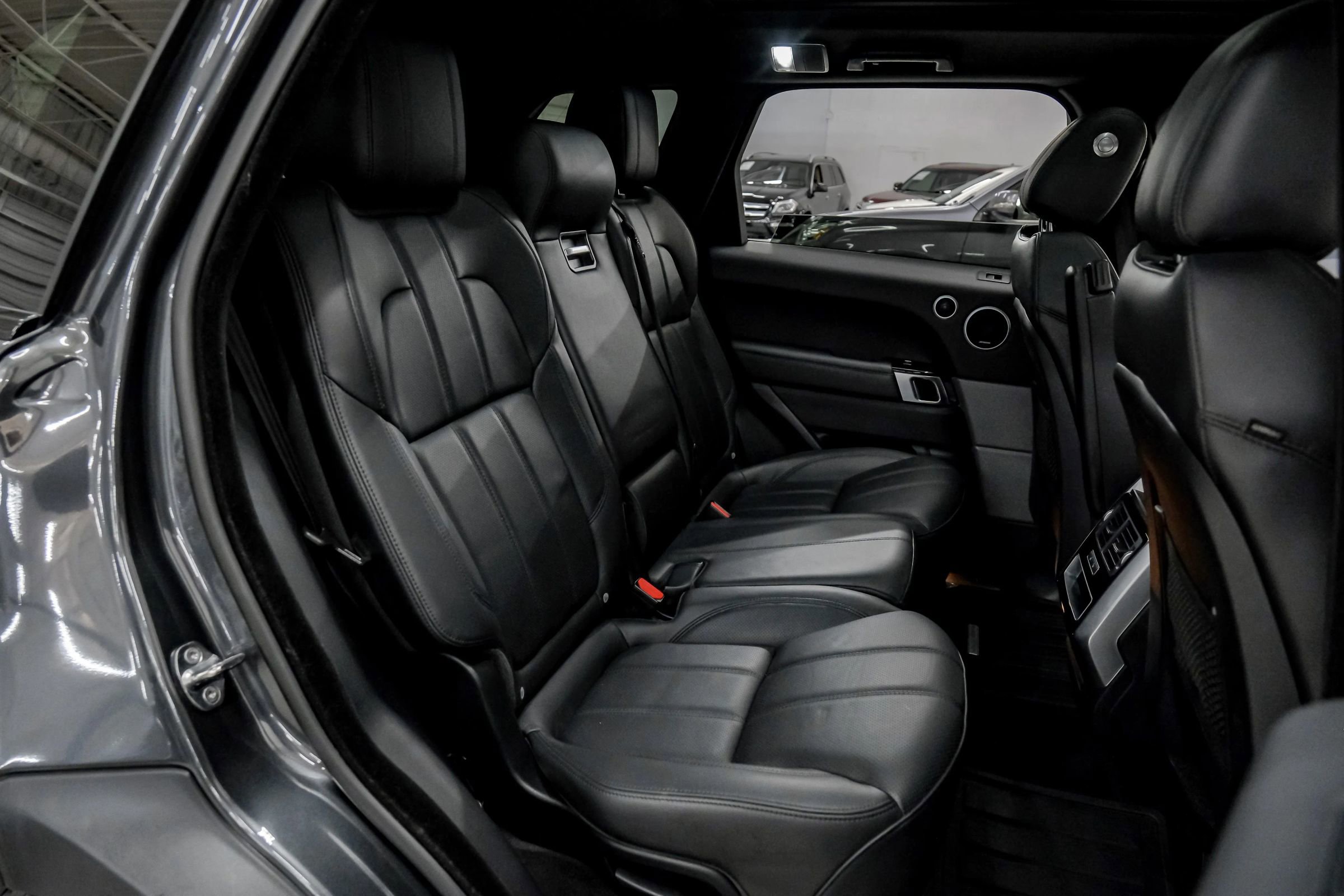 Used 2017 Land Rover Range Rover Sport HSE image 32