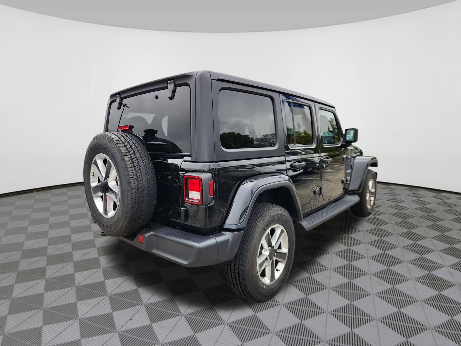 Used 2022 Jeep Wrangler Unlimited Sahara AWD/4WD image 4