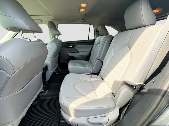 Used 2021 Toyota Highlander XLE AWD/4WD image 20