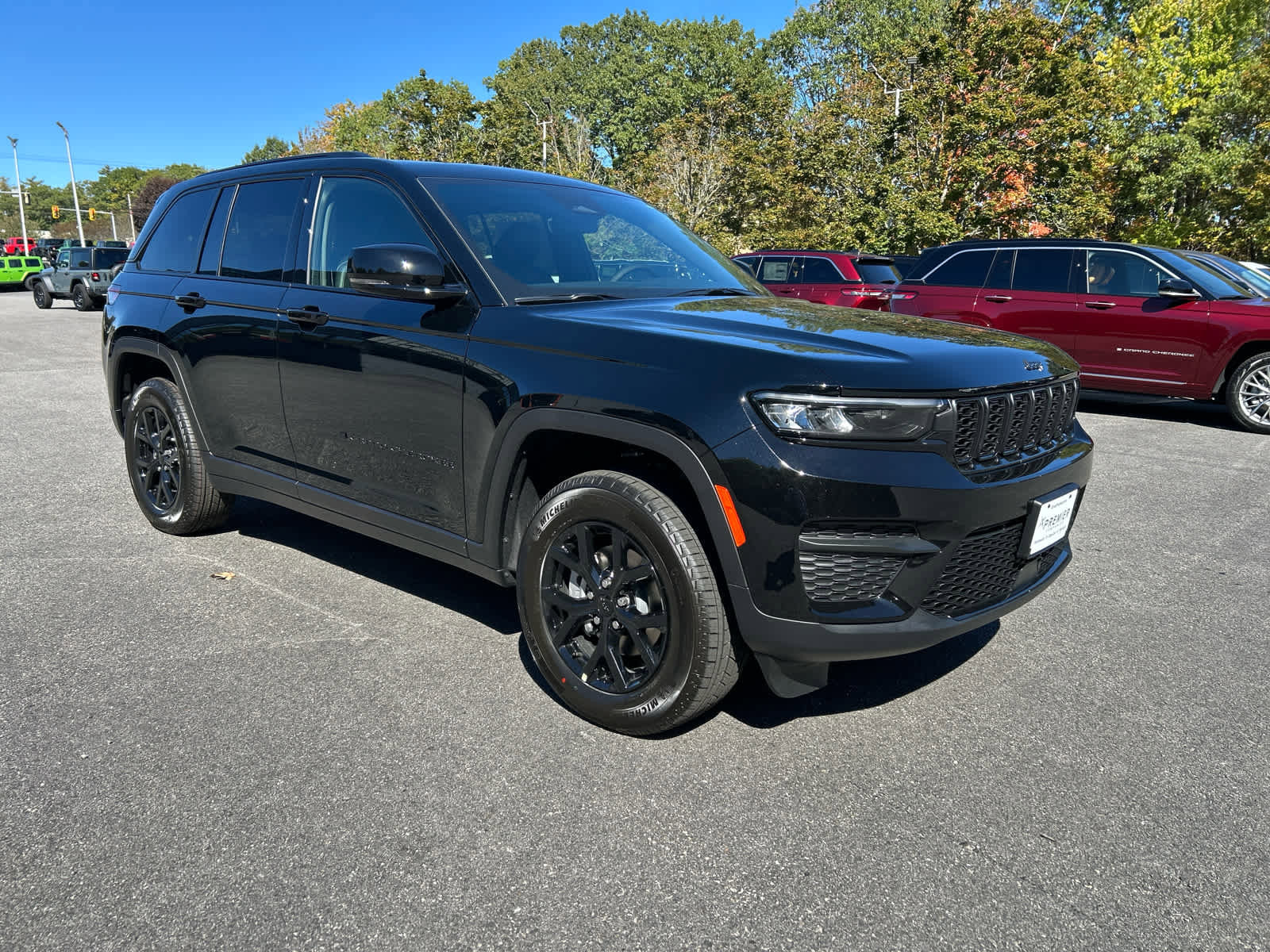 New 2025 Jeep Grand Cherokee Laredo image 2