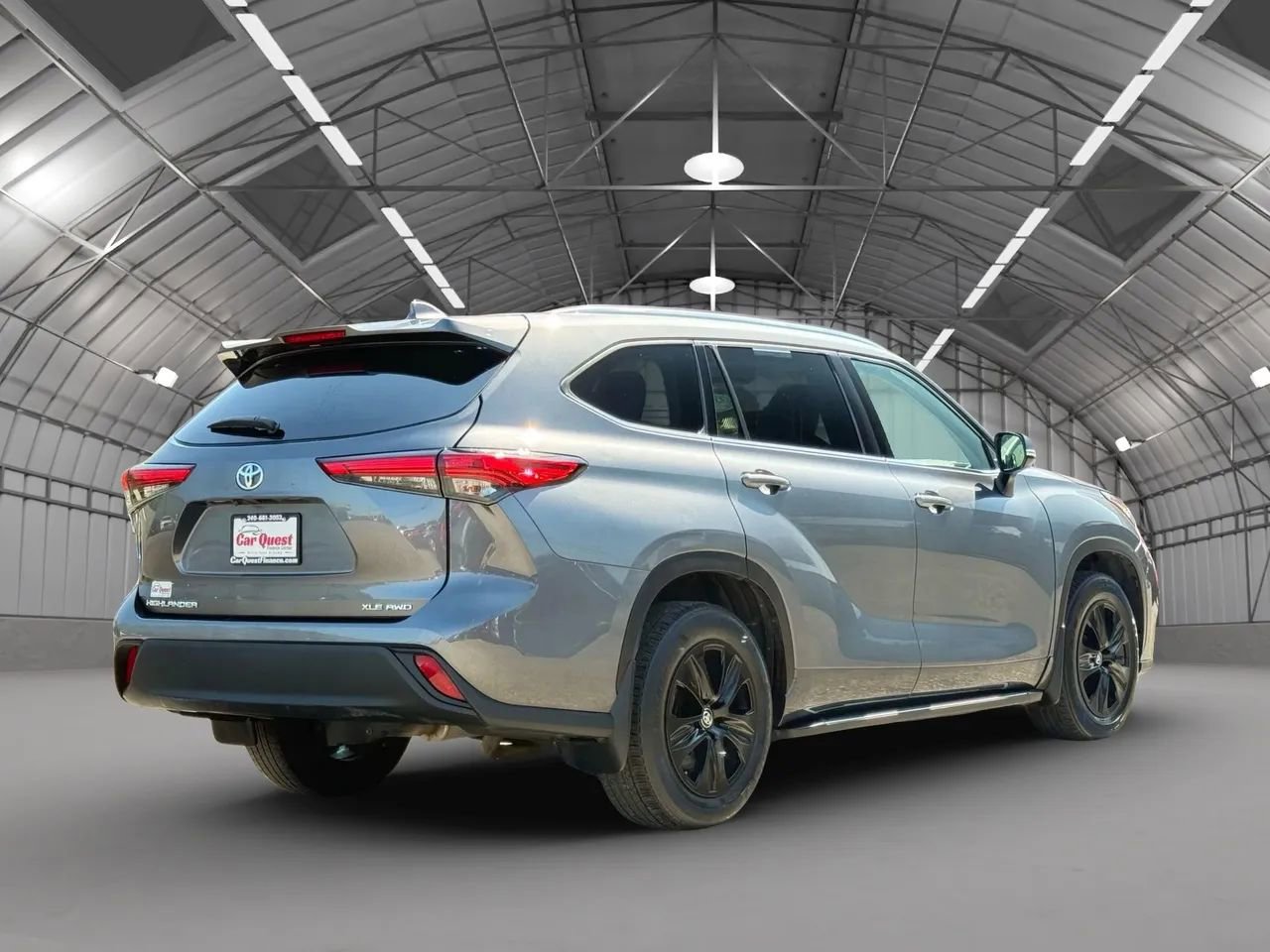 Used 2021 Toyota Highlander XLE AWD/4WD image 7