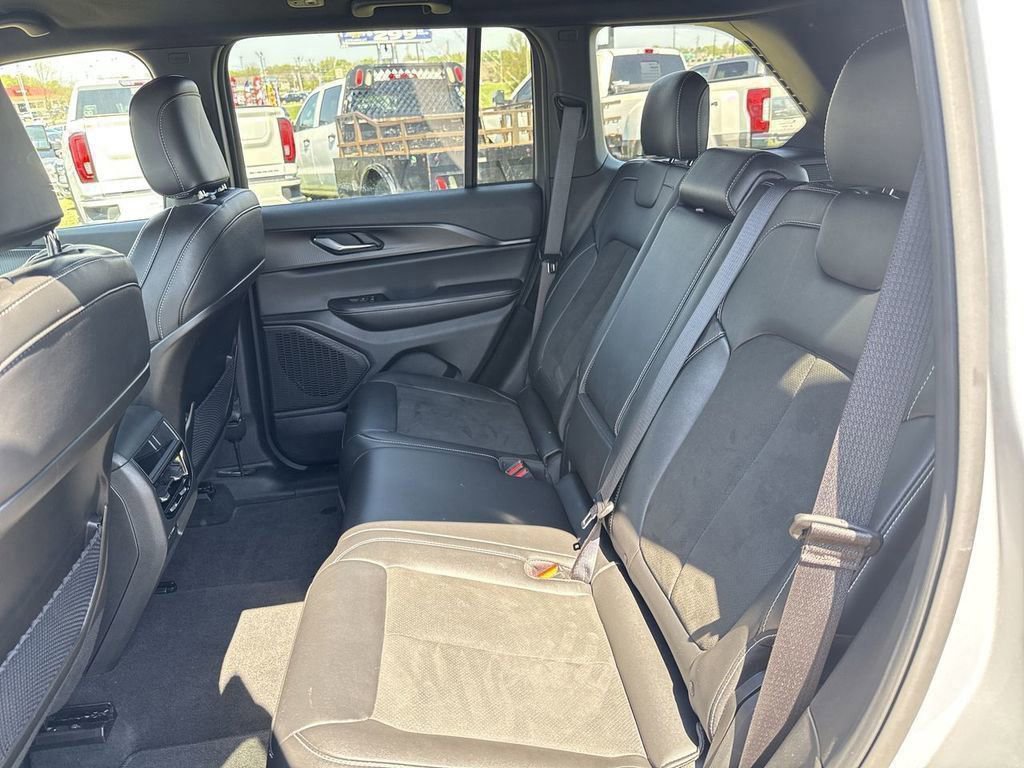 Used 2025 Jeep Grand Cherokee Altitude AWD/4WD image 20