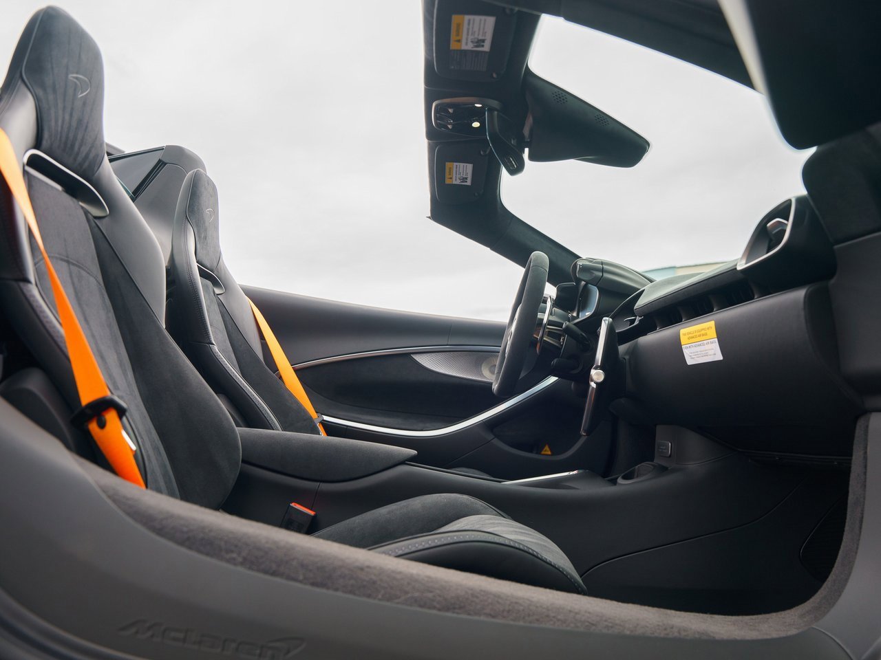 Used 2025 McLaren Artura Spider image 28